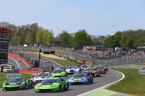 Triumf posádky Bortolotti/Engelhart na Brands Hatch