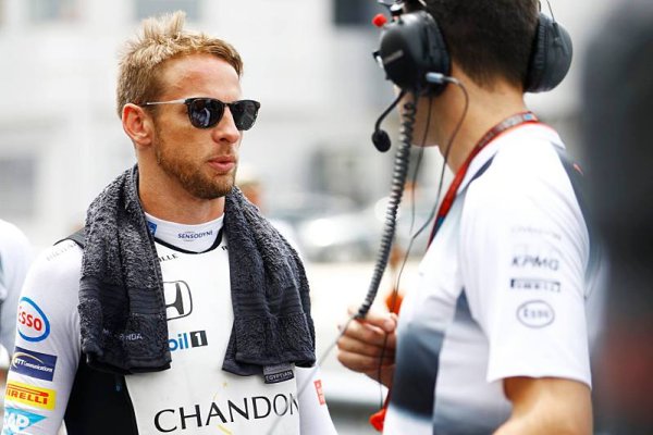 Button navrhl, že Hamiltonovi pomůže havárií