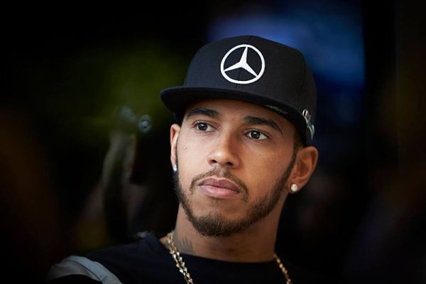 V pouštní kvalifikaci vítězí Lewis Hamilton!
