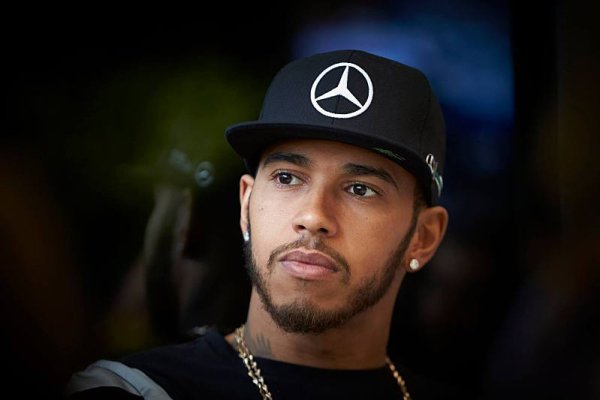 Hamilton nebude startovat z pole position