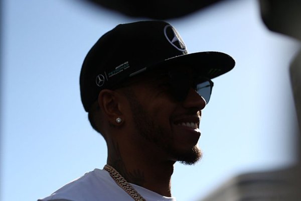 Hamilton odstartuje na náhradních pneumatikách