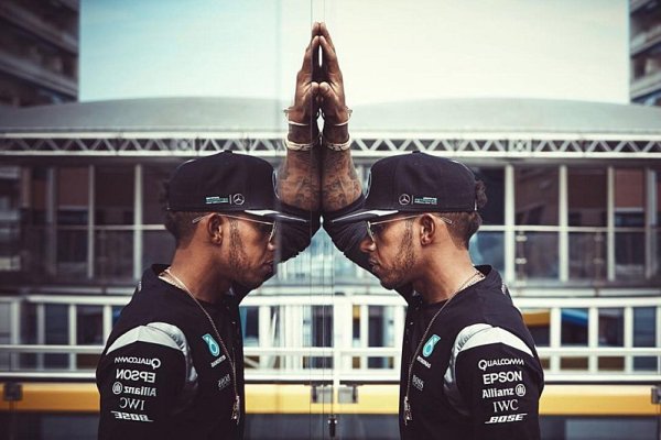 Hamilton v klubu padesátníků Hamilton v klubu padesátníků