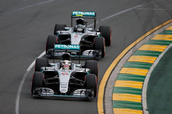 Hamilton a Rosberg mohou závodit