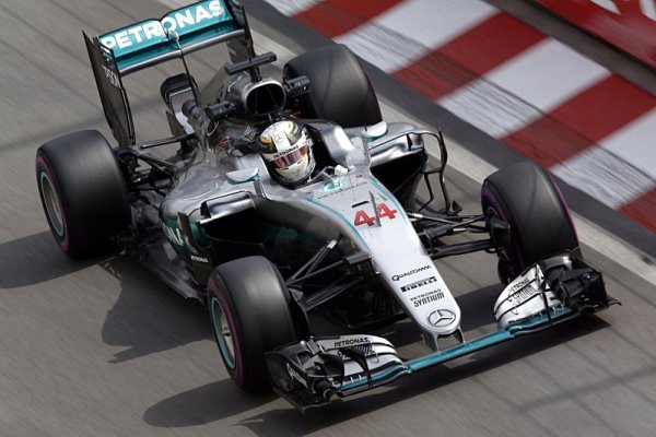 Problém Mercedesu způsobil přehřátý vůz Problém Mercedesu způsobil přehřátý vůz