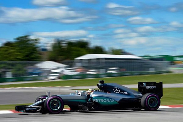 Z pole position odstartuje Lewis Hamilton