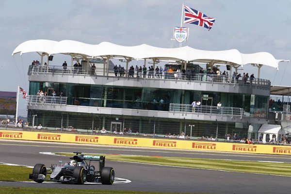Hamilton doma vybojoval pole position