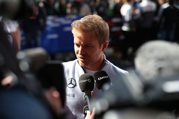 Wolff: Rosberg by se mohl vrátit v červené kombinéze