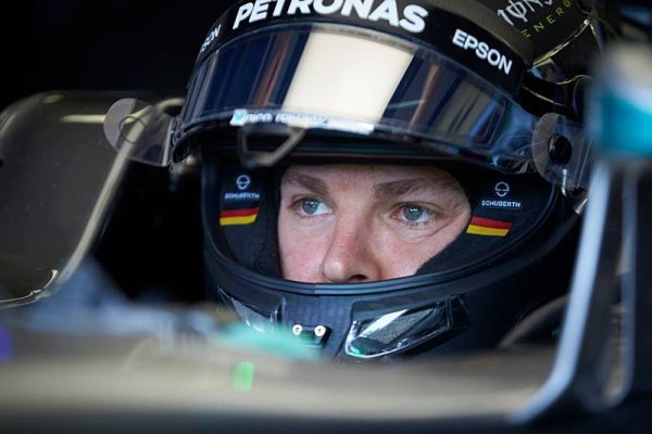 Rosberg má pole position, Hamilton havaroval
