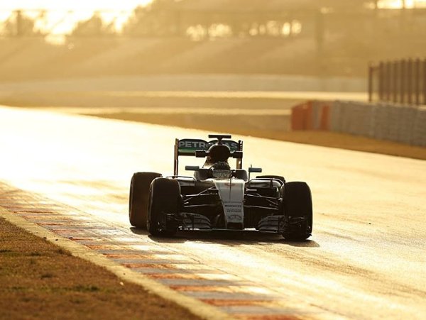 Mercedes zaskočen Rosbergovým rozhodnutím Mercedes zaskočen Rosbergovým rozhodnutím