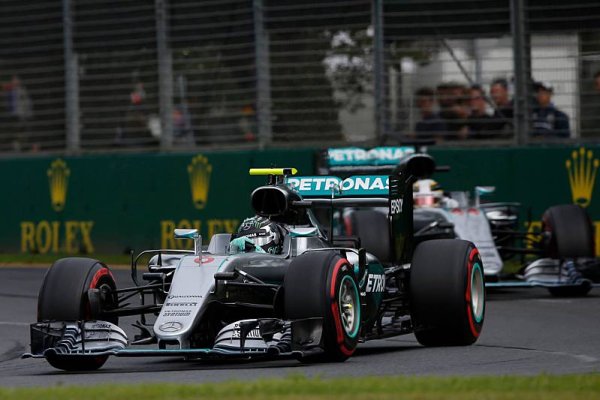 Mercedes téměř Rosberga stáhl ze závodu