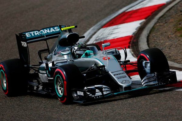 Rosberg má pole position, Hamilton poslední