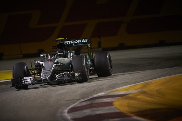 Pole position patří Rosbergovi, Ricciardo druhý