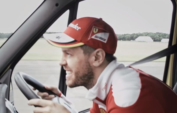 Vettel a řidič sanitky si vyměnili vozy