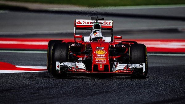 Vettel pouze desetinu sekundy za Rosbergem