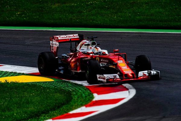 Vettel nejrychlejší, Rosberg havaroval