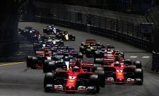 Hamilton: Ferrari upřednostňuje Vettela