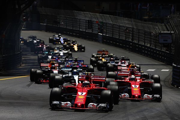 Hamilton: Ferrari upřednostňuje Vettela Hamilton: Ferrari upřednostňuje Vettela