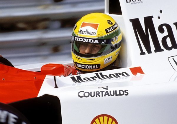 Historie: Převržený Senna, do cíle kráčející De Cesaris