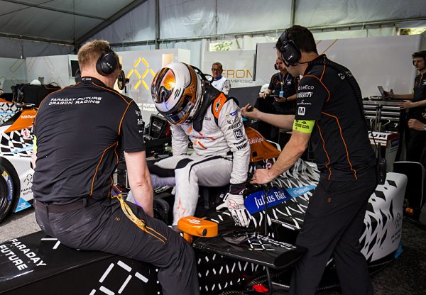 Přesedání ve Formuli E bude patřit minulosti Přesedání ve Formuli E bude patřit minulosti