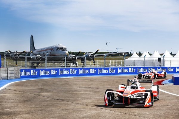 Rosenqvist slaví první vítězství ve Formuli E Rosenqvist slaví první vítězství ve Formuli E