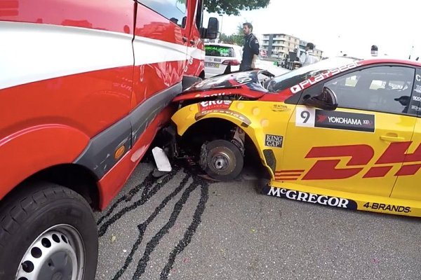 Auto připomínalo banán Auto připomínalo banán