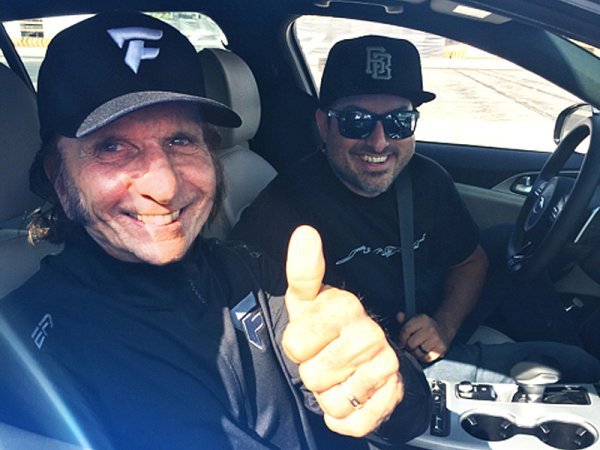 Legendární Emerson Fittipaldi v zajetí modelu Stinger Legendární Emerson Fittipaldi v zajetí modelu Stinger