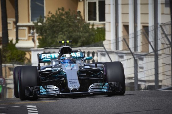 Mercedes nemůže být spokojený Mercedes nemůže být spokojený