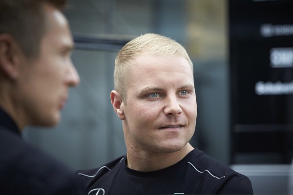 Bottas na pole position, Hamilton ve čtvrté řadě 