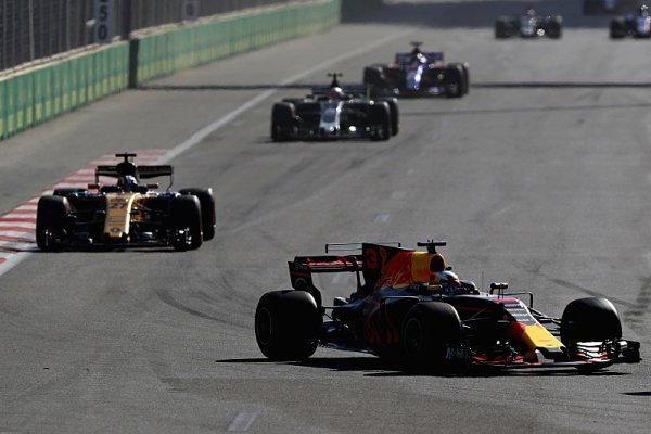 Nevídané drama v ulicích Baku vyhrál Ricciardo 