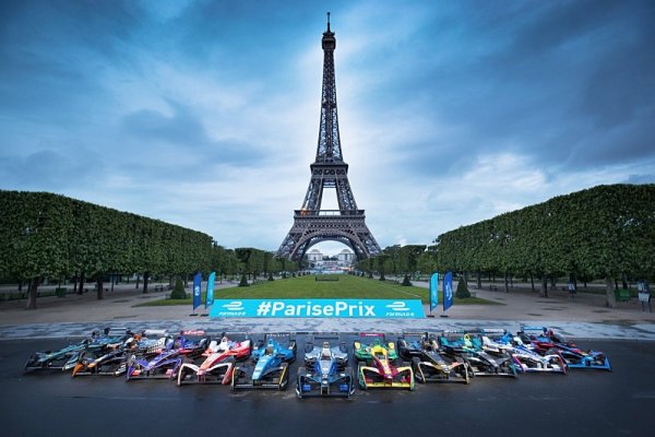 Formula E se prožene centrem Paříže