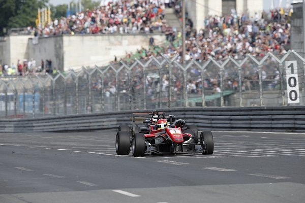 F3 čeká peklo mezi kamennými zdmi F3 čeká peklo mezi kamennými zdmi