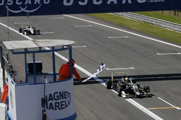 Nováček Norris už podruhé vyhrál ve F3 Nováček Norris už podruhé vyhrál ve F3