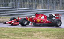 Vettel testoval na mokré trati a havaroval
