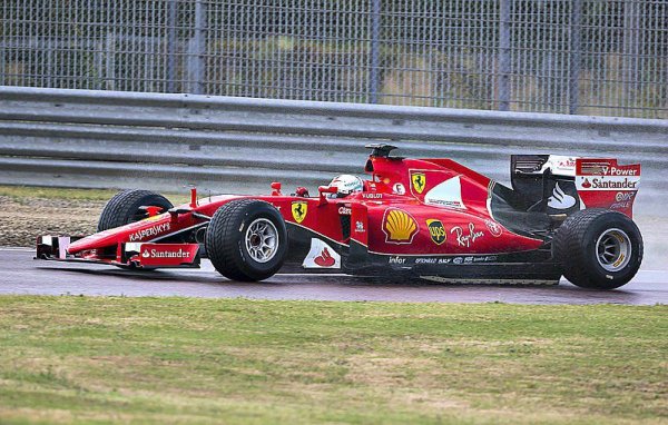 Vettel testoval na mokré trati a havaroval