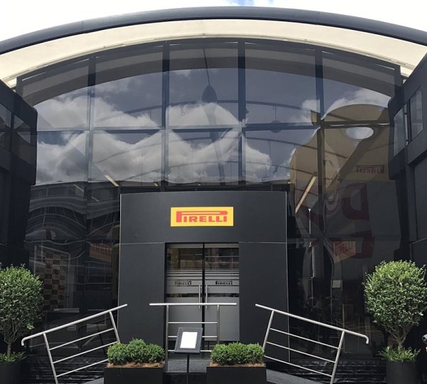 Ředitel Pirelli popírá obvinění z napomáhání Ferrari