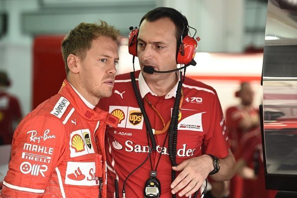 Vettel s Hamiltonem v zádech