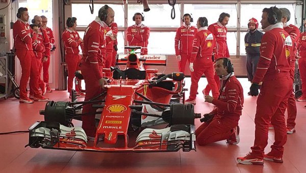 Vettelova převodovka přežila náraz