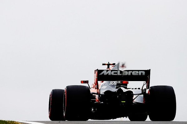 Jezdci McLarenu opět poputují na chvost startovního pole