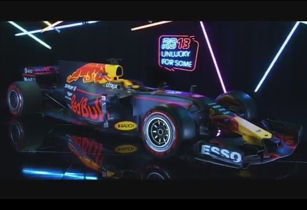 Red Bull ukázal svůj vůz s dírou v nose
