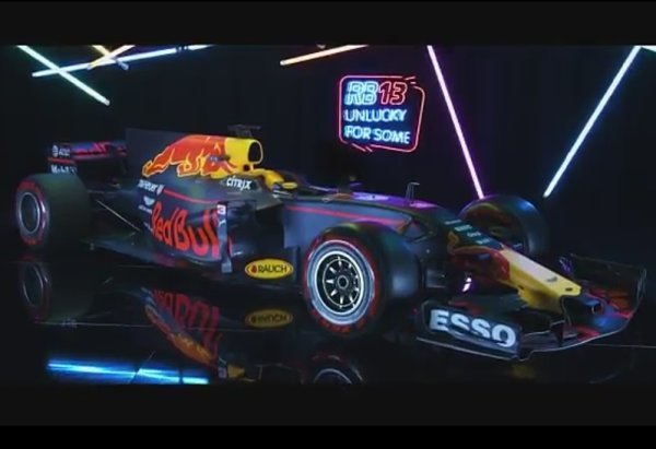 Red Bull ukázal svůj vůz s dírou v nose Red Bull ukázal svůj vůz s dírou v nose