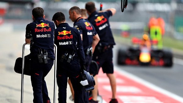 Osamělý Verstappen bude hledat odpovědi Osamělý Verstappen bude hledat odpovědi