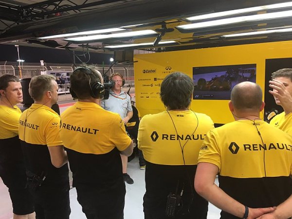 Renault stále nemá dost zaměstnanců Renault stále nemá dost zaměstnanců