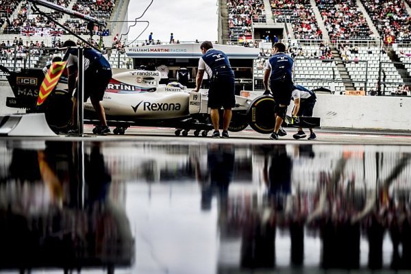 Stroll: Pérez a Gasly mě zablokovali