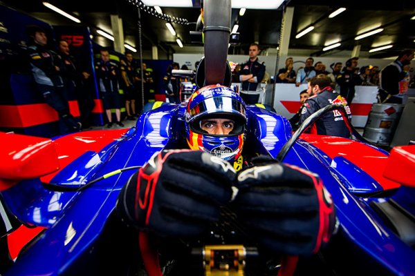 Vozy Toro Rosso se nedostaly do první desítky