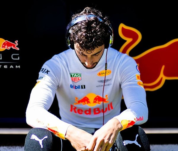 Ricciardo téměř skončil v bariéře