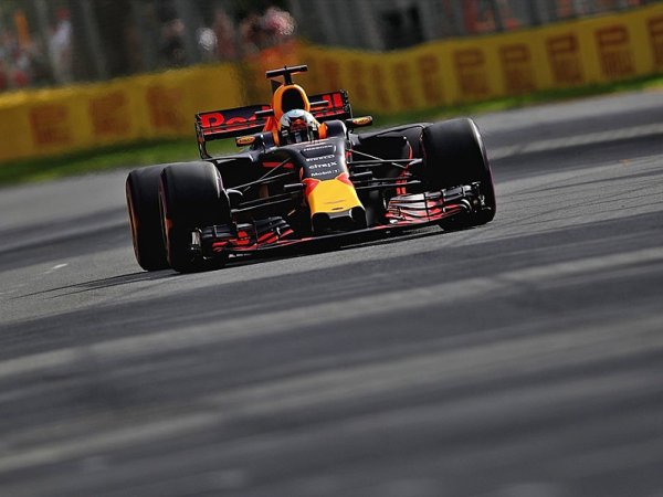 Ricciarda zaskočila zuřivost jeho vozu