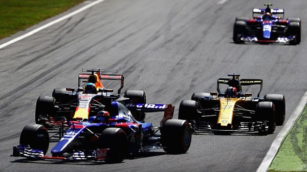 Ricciardo a Verstappen si hráli na honěnou Ricciardo a Verstappen si hráli na honěnou