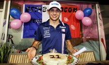 Esteban Ocon oslavil 21. narozeniny dortem a bodem