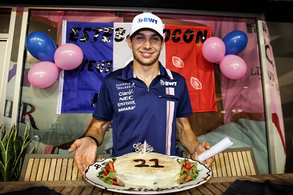 Esteban Ocon oslavil 21. narozeniny dortem a bodem