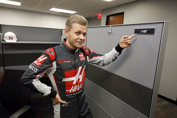 Magnussen doplácí na horší kontrakt Magnussen doplácí na horší kontrakt